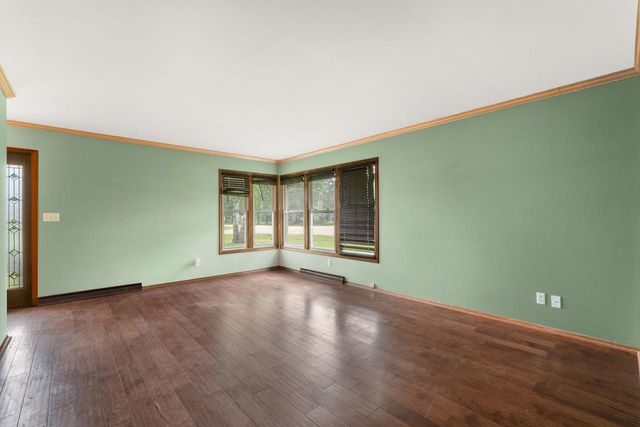 4883 Lois LANE, West Bend, WI 53095