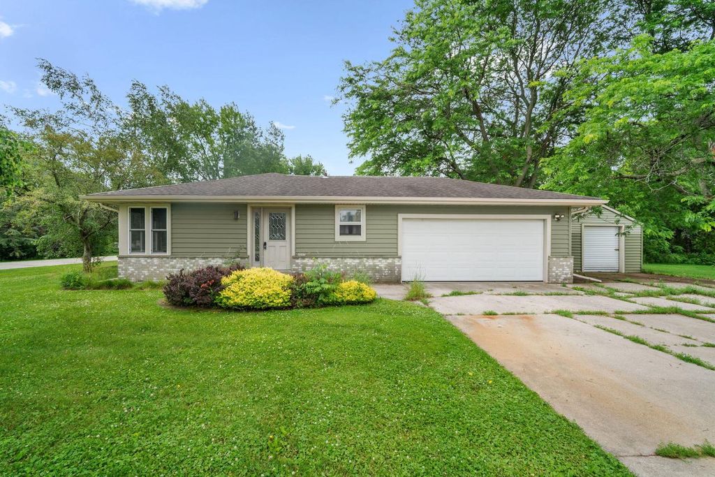 4883 Lois LANE, West Bend, WI 53095