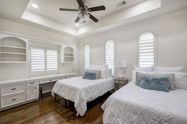 1324 Bingle Road, Spring Valley Village, TX 77055