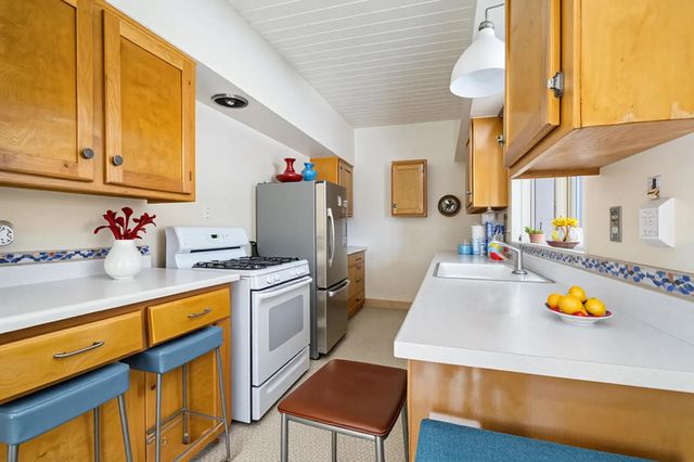 694 S Canon Drive, Palm Springs, CA 92264