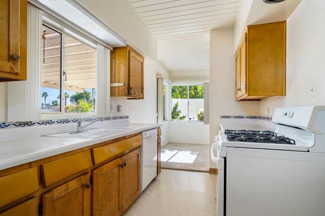 694 S Canon Drive, Palm Springs, CA 92264