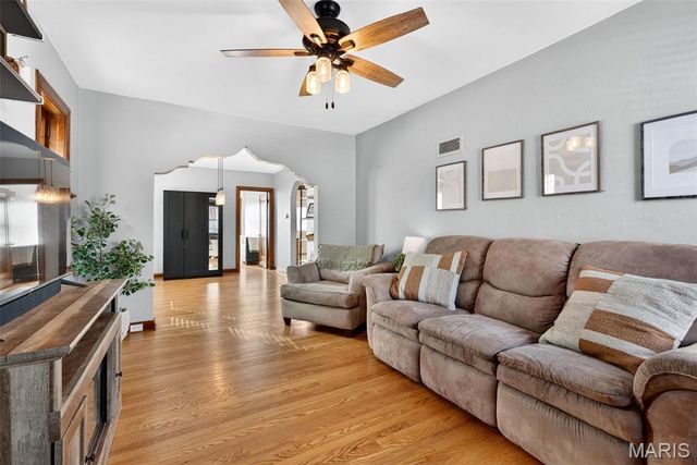 5722 Murdoch Avenue, St Louis, MO 63109