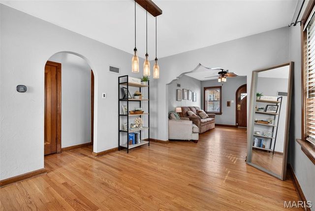 5722 Murdoch Avenue, St Louis, MO 63109