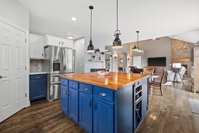 W243N2710 Creekside COURT, Pewaukee, WI 53072