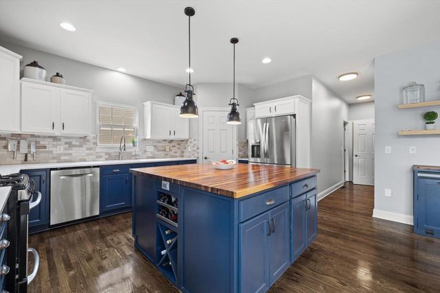 W243N2710 Creekside COURT, Pewaukee, WI 53072