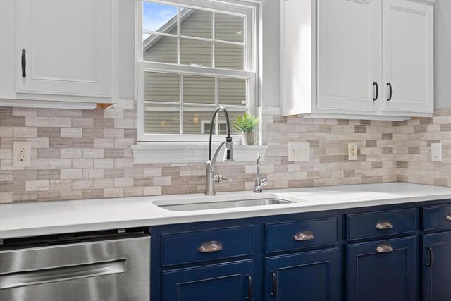 W243N2710 Creekside COURT, Pewaukee, WI 53072
