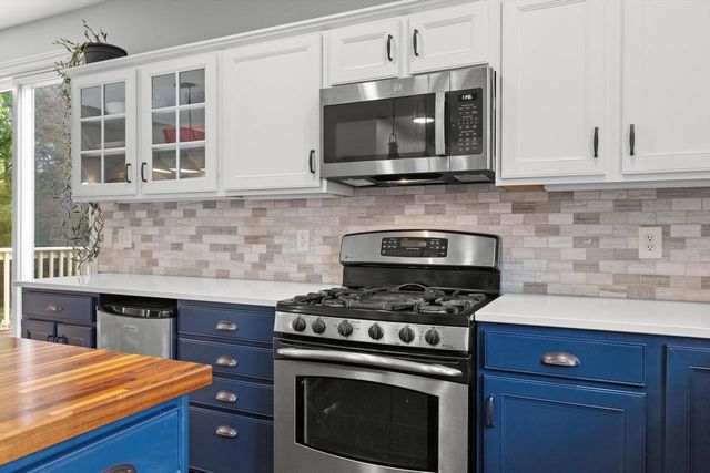 W243N2710 Creekside COURT, Pewaukee, WI 53072