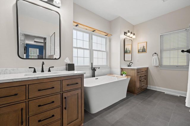 W243N2710 Creekside COURT, Pewaukee, WI 53072