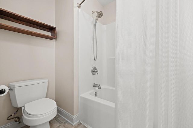 W243N2710 Creekside COURT, Pewaukee, WI 53072