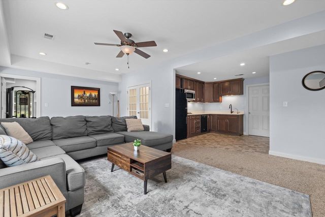 W243N2710 Creekside COURT, Pewaukee, WI 53072
