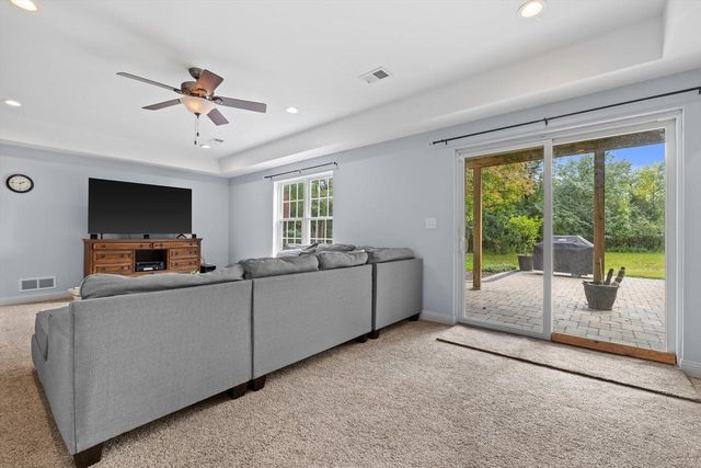W243N2710 Creekside COURT, Pewaukee, WI 53072