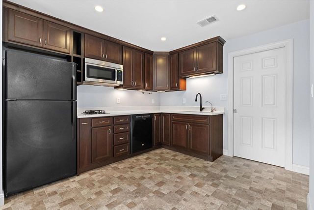W243N2710 Creekside COURT, Pewaukee, WI 53072