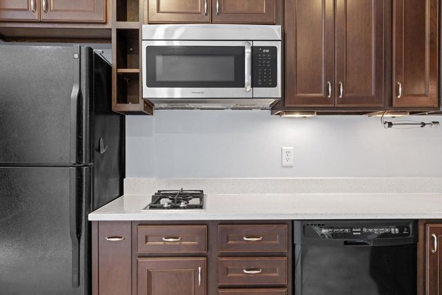 W243N2710 Creekside COURT, Pewaukee, WI 53072