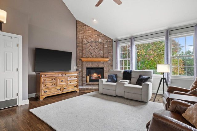 W243N2710 Creekside COURT, Pewaukee, WI 53072