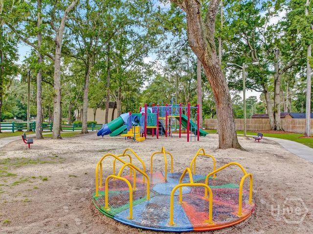 2 St Ives Dr, Savannah, GA 31419