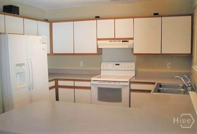 2 St Ives Dr, Savannah, GA 31419