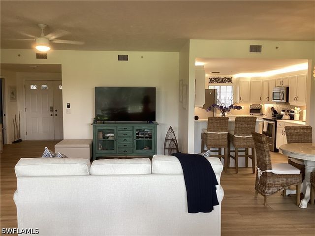 782 Eagle Creek DR 202, Naples, FL 34113