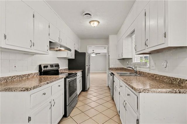 727 S Carter Drive, Jonesboro, GA 30236