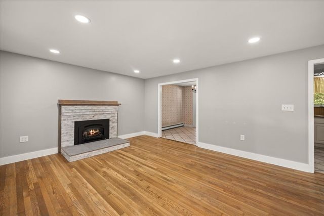 33 Lantern Ln, Plymouth, MA 02360