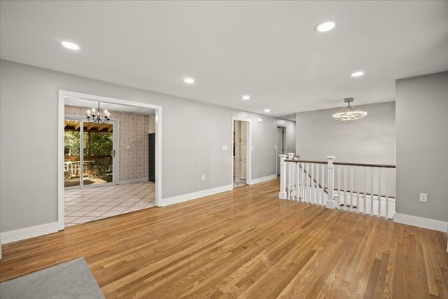 33 Lantern Ln, Plymouth, MA 02360