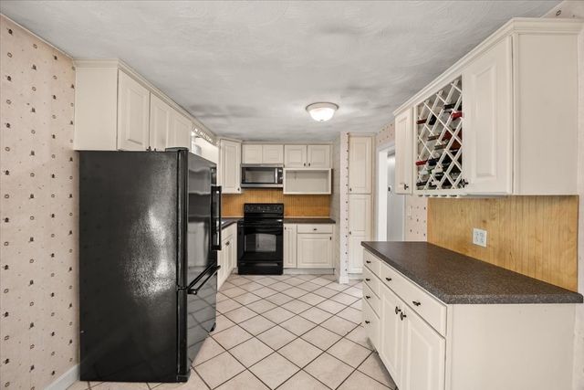 33 Lantern Ln, Plymouth, MA 02360