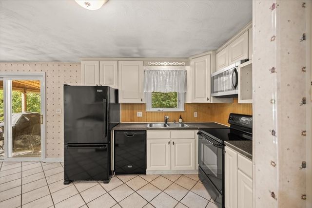 33 Lantern Ln, Plymouth, MA 02360
