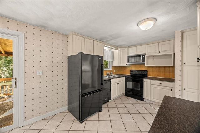 33 Lantern Ln, Plymouth, MA 02360