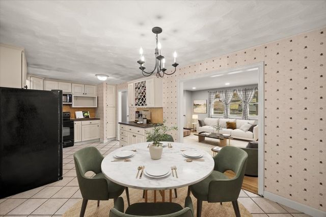 33 Lantern Ln, Plymouth, MA 02360