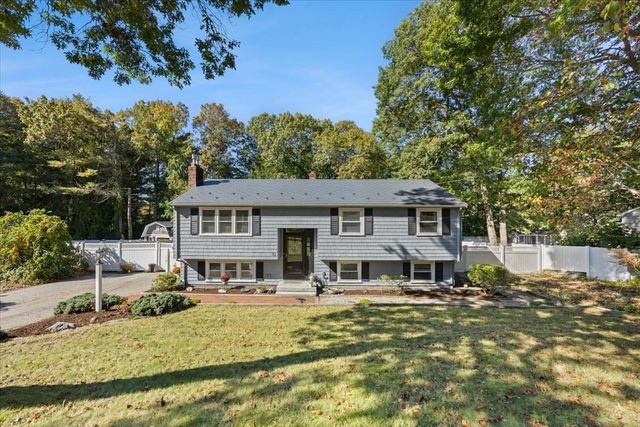 33 Lantern Ln, Plymouth, MA 02360