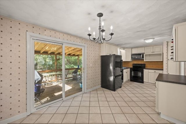 33 Lantern Ln, Plymouth, MA 02360