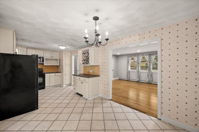 33 Lantern Ln, Plymouth, MA 02360