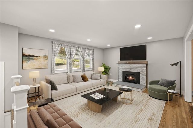 33 Lantern Ln, Plymouth, MA 02360