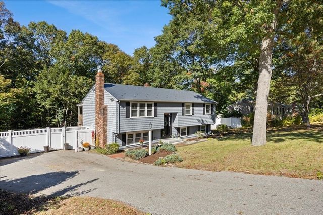 33 Lantern Ln, Plymouth, MA 02360