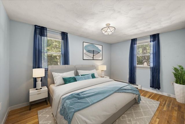 33 Lantern Ln, Plymouth, MA 02360