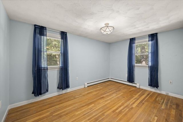 33 Lantern Ln, Plymouth, MA 02360