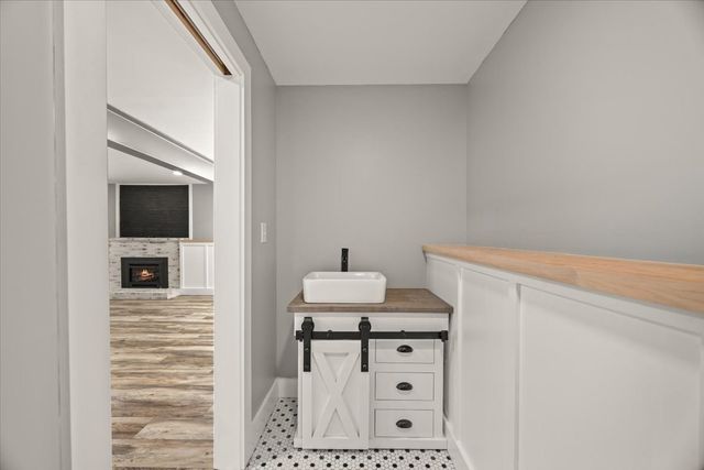33 Lantern Ln, Plymouth, MA 02360
