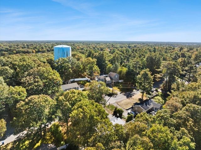 33 Lantern Ln, Plymouth, MA 02360