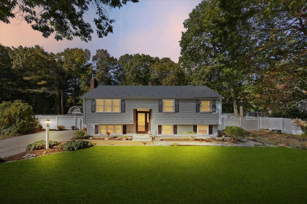 33 Lantern Ln, Plymouth, MA 02360