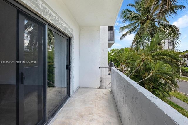 3582 NE 171st St 207, North Miami Beach, FL 33160