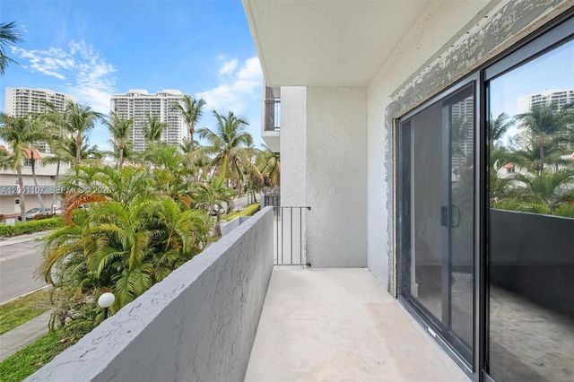 3582 NE 171st St 207, North Miami Beach, FL 33160