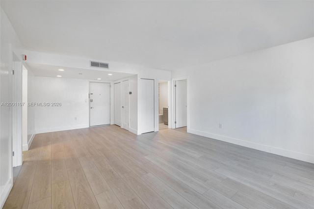 3582 NE 171st St 207, North Miami Beach, FL 33160