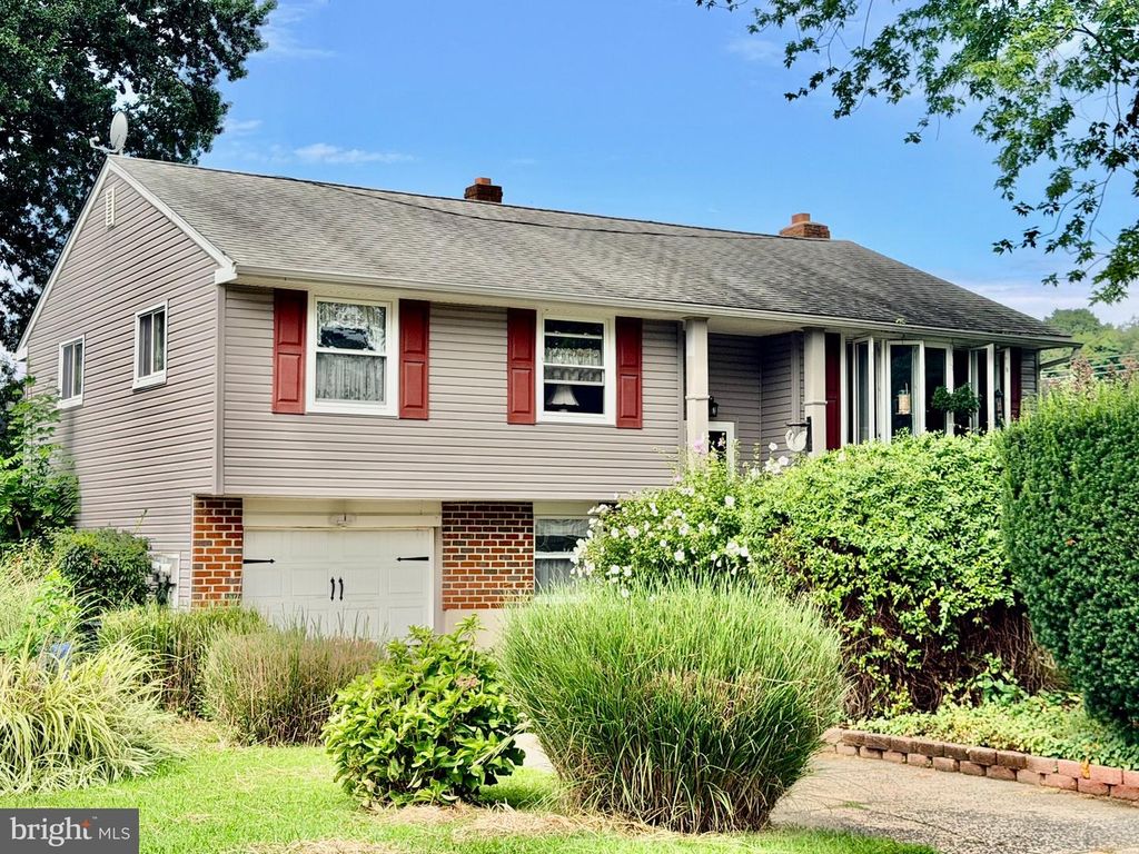 172 BLACKTHORNE LN, ASTON, PA 19014 — exterior