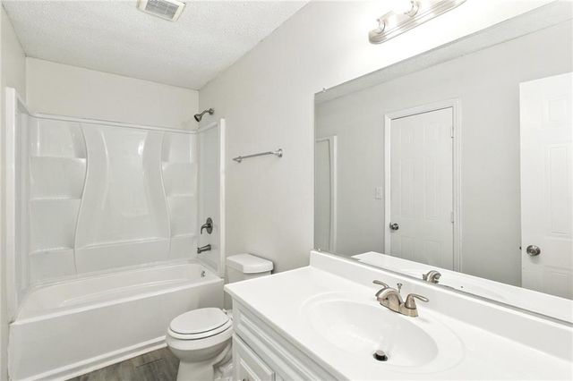 7980 Woodlake Drive, Riverdale, GA 30274