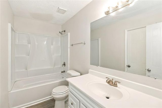 7980 Woodlake Drive, Riverdale, GA 30274