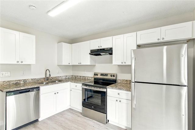 7980 Woodlake Drive, Riverdale, GA 30274