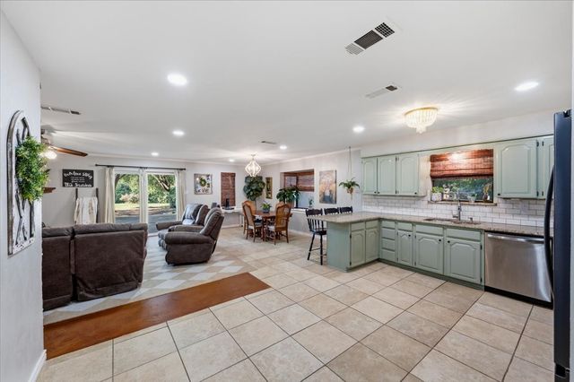 209 Live Oak Lane, Burleson, TX 76028