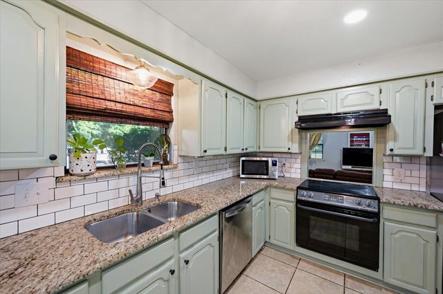 209 Live Oak Lane, Burleson, TX 76028