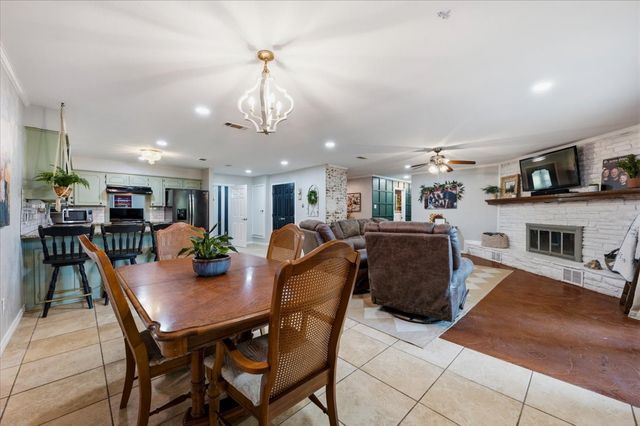 209 Live Oak Lane, Burleson, TX 76028
