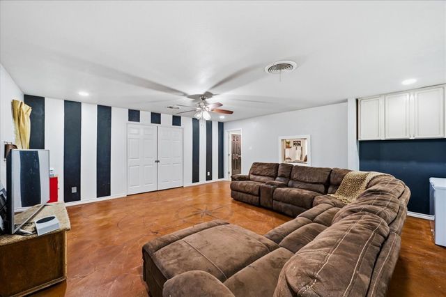 209 Live Oak Lane, Burleson, TX 76028