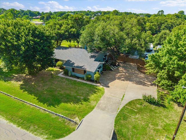 209 Live Oak Lane, Burleson, TX 76028